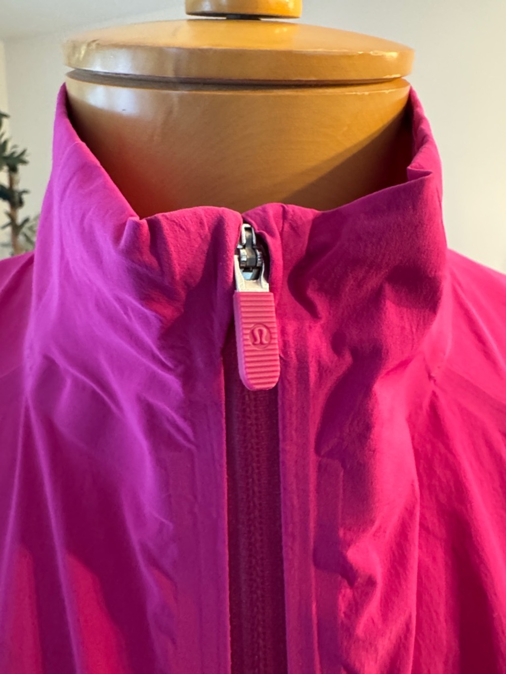 EUC! Lululemon Fast and Free Windbreaker
Ripened Raspberry, sz 8 - Picture 6 of 16